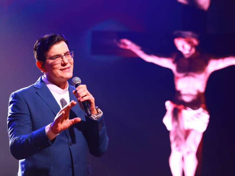 Compromisso de Amor arrecada 60 toneladas de alimentos em noite repleta de fé e caridade