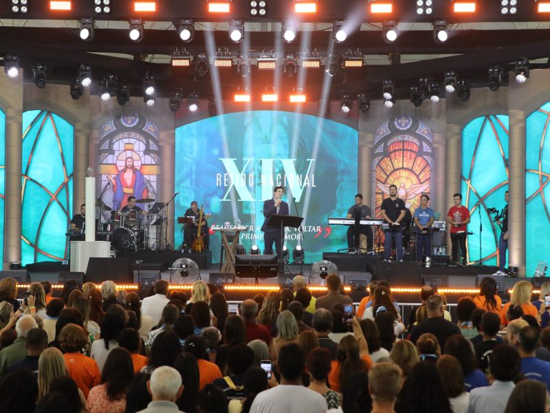 Milhares de fiéis lotam XIV Retiro Nacional da Associação Evangelizar é Preciso